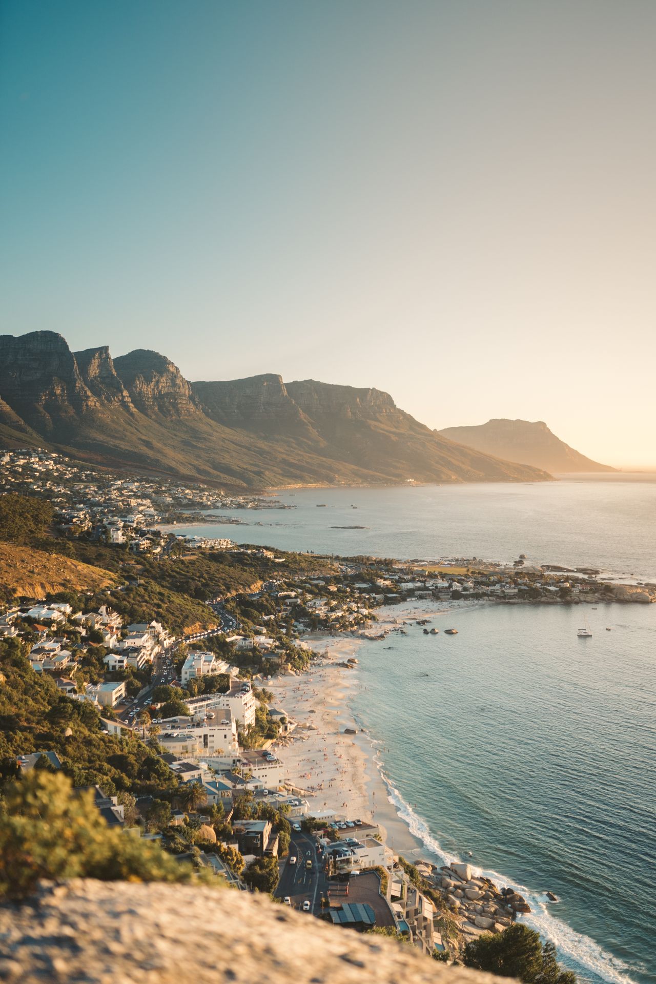 Cape Town coastline with Table Mountain, included in a tailor-made South Africa journey